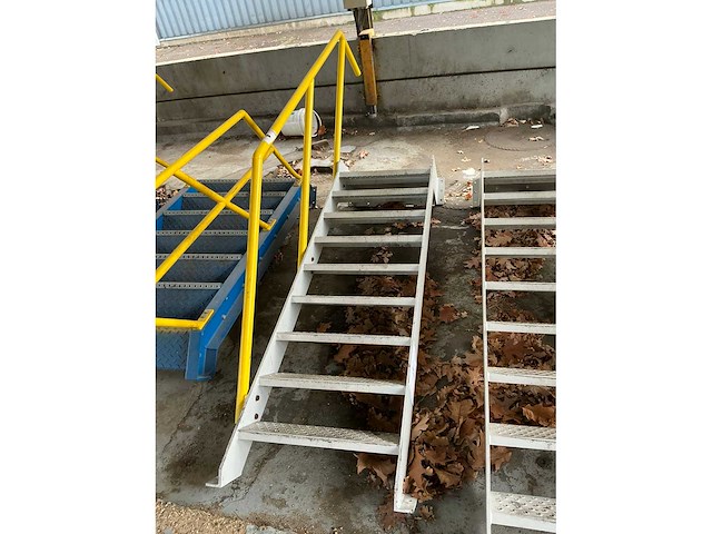 Metalen trap - afbeelding 2 van  3