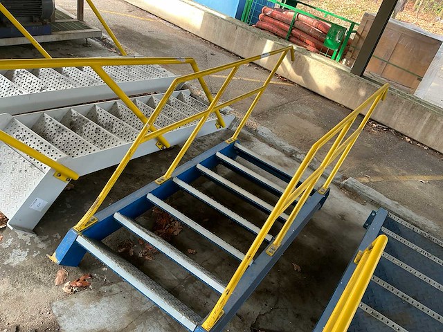 Metalen trap - afbeelding 1 van  3