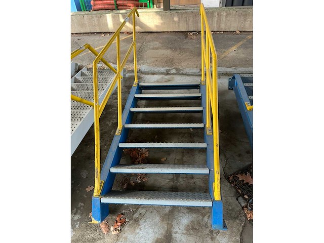 Metalen trap - afbeelding 2 van  3