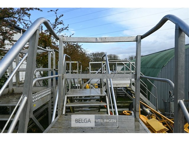 Metalen trap - afbeelding 4 van  6