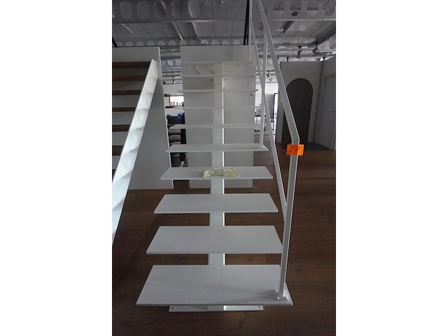 Metalen trap - afbeelding 1 van  3