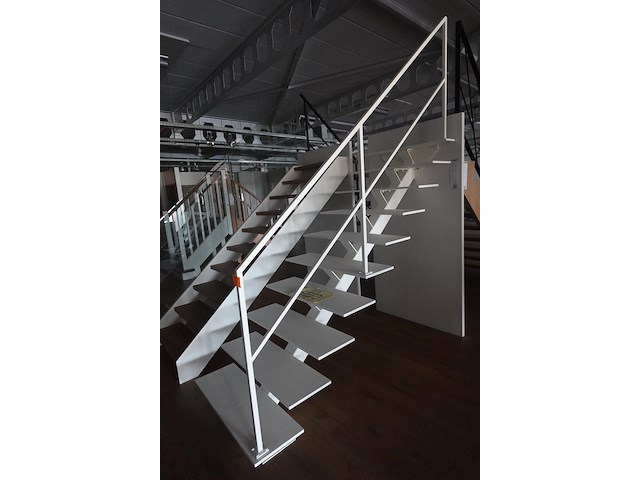 Metalen trap - afbeelding 2 van  3