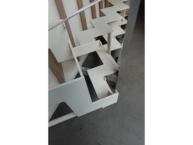 Metalen trap - afbeelding 2 van  3