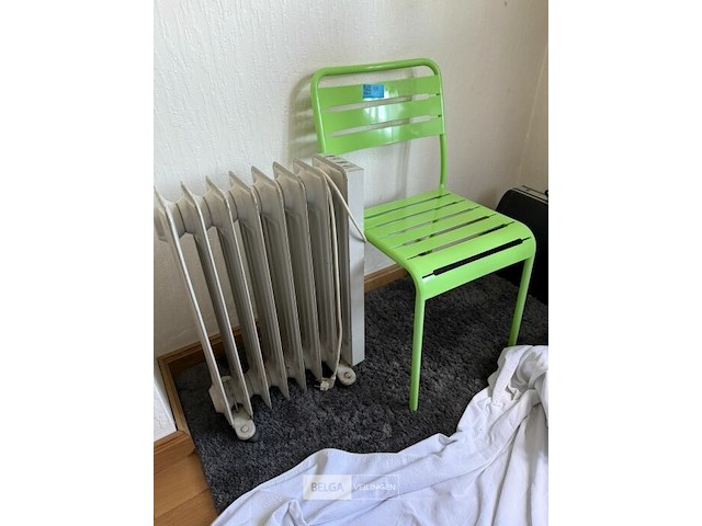 Metalen tuinstoel en elektrisch verwarmertje - afbeelding 1 van  4