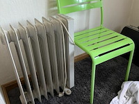 Metalen tuinstoel en elektrisch verwarmertje - afbeelding 1 van  4