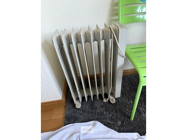 Metalen tuinstoel en elektrisch verwarmertje - afbeelding 2 van  4