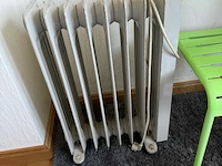 Metalen tuinstoel en elektrisch verwarmertje - afbeelding 2 van  4