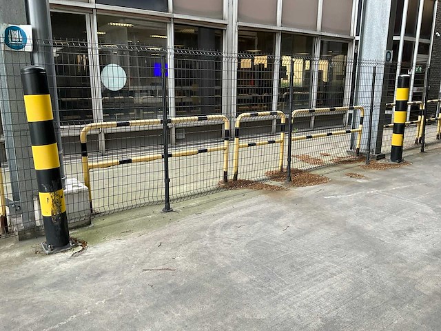 Metalen veiligheidspalen en hekken (24x) - afbeelding 9 van  24