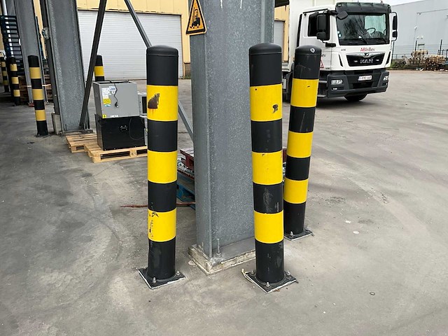 Metalen veiligheidspalen en hekken (24x) - afbeelding 1 van  24
