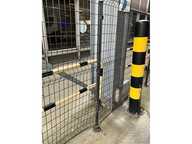 Metalen veiligheidspalen en hekken (24x) - afbeelding 13 van  24