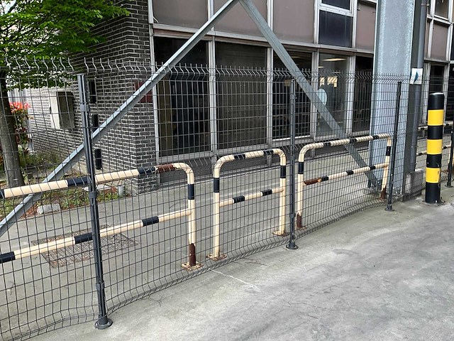 Metalen veiligheidspalen en hekken (24x) - afbeelding 12 van  24