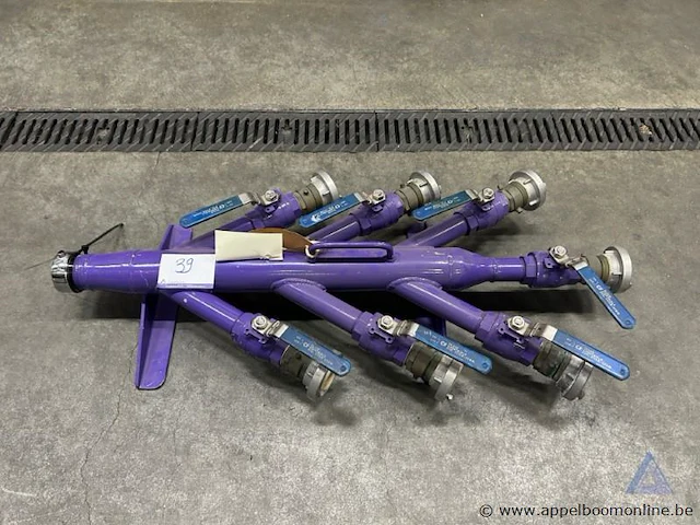 Metalen verdeelstuk met 8 afsluitbare uitgangen, elk voorzien van een storz-koppeling - afbeelding 1 van  1