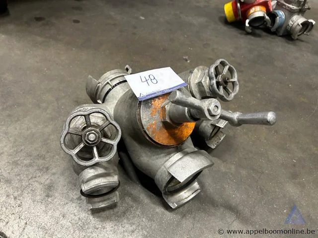 Metalen verdeelstuk met afsluitbare uitgangen, aansluitingen 110 dsp, 110 dsp en 2x 70 dsp - afbeelding 1 van  2