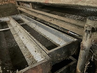 Metalen voederbakken (2x)