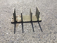 Metalen voetsteunen voor palen en muurankers ( 42 x ) - afbeelding 4 van  4