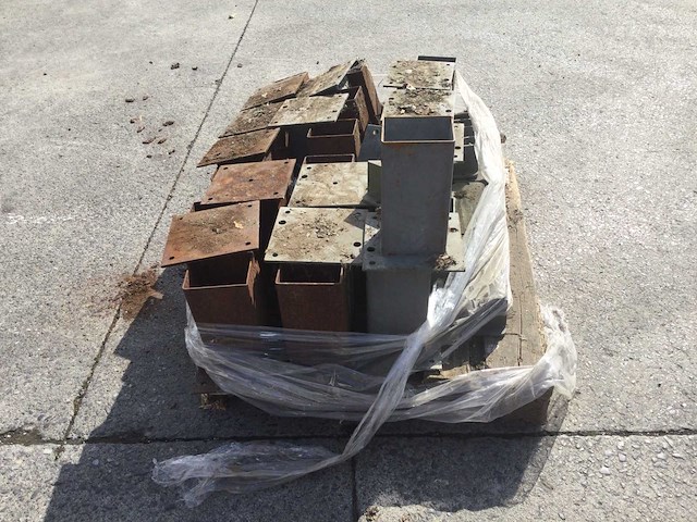 Metalen voetsteunen voor palen en muurankers ( 42 x ) - afbeelding 1 van  4