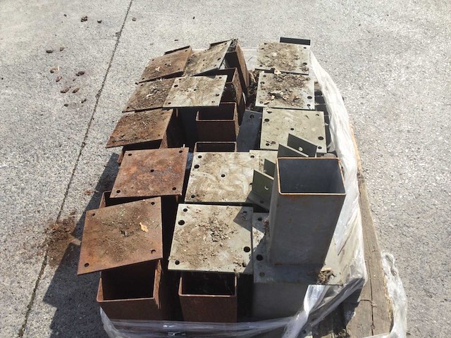 Metalen voetsteunen voor palen en muurankers ( 42 x ) - afbeelding 2 van  4