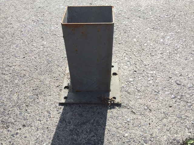 Metalen voetsteunen voor palen en muurankers ( 42 x ) - afbeelding 3 van  4