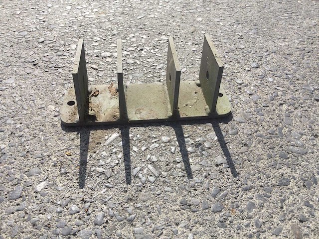 Metalen voetsteunen voor palen en muurankers ( 42 x ) - afbeelding 4 van  4
