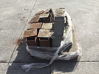 Metalen voetsteunen voor palen en muurankers ( 42 x ) - afbeelding 1 van  3