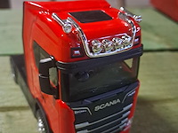 Metalen vrachtwagen scania met verlichting en geluid - afbeelding 2 van  7