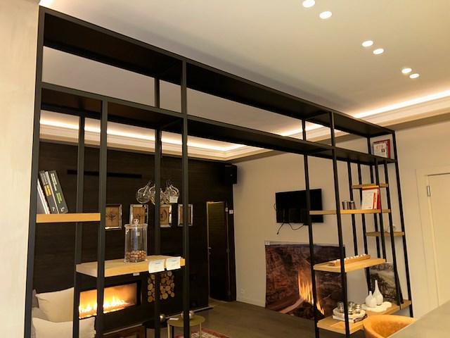 Metalen wandrek met houten plankjes - afbeelding 1 van  6