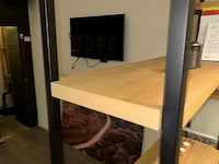 Metalen wandrek met houten plankjes - afbeelding 3 van  6