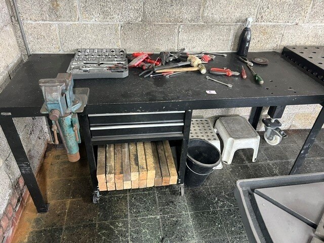 Metalen werkbank met bankschroef, gereedschapskist wolfgang klein handgerief (8,9) - afbeelding 1 van  3