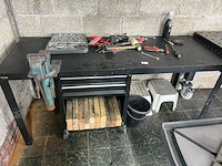 Metalen werkbank met bankschroef, gereedschapskist wolfgang klein handgerief (8,9) - afbeelding 1 van  3