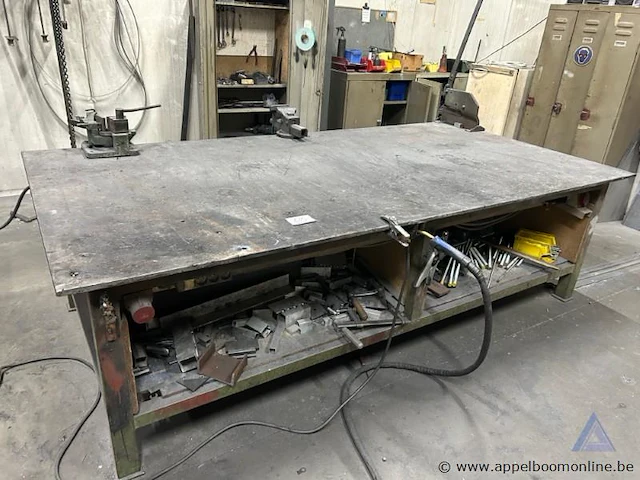 Metalen werkbank met een zwaar metalen blad. voorzien van twee gemonteerde bankschroeven en een handbediende plaatknipper. - afbeelding 1 van  4