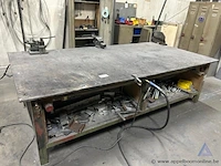 Metalen werkbank met een zwaar metalen blad. voorzien van twee gemonteerde bankschroeven en een handbediende plaatknipper.