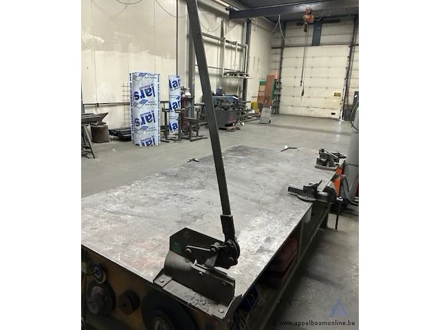 Metalen werkbank met een zwaar metalen blad. voorzien van twee gemonteerde bankschroeven en een handbediende plaatknipper. - afbeelding 2 van  4