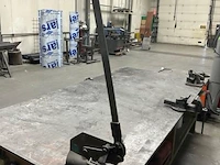 Metalen werkbank met een zwaar metalen blad. voorzien van twee gemonteerde bankschroeven en een handbediende plaatknipper. - afbeelding 2 van  4