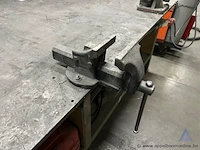 Metalen werkbank met een zwaar metalen blad. voorzien van twee gemonteerde bankschroeven en een handbediende plaatknipper. - afbeelding 3 van  4