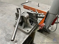 Metalen werkbank met een zwaar metalen blad. voorzien van twee gemonteerde bankschroeven en een handbediende plaatknipper. - afbeelding 4 van  4