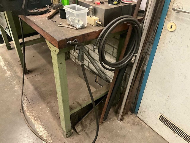 Metalen werkbank met inhoud - afbeelding 2 van  10