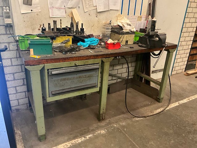Metalen werkbank met inhoud - afbeelding 1 van  10