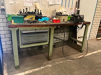 Metalen werkbank met inhoud - afbeelding 3 van  10