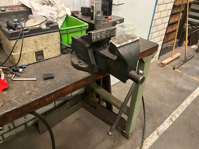 Metalen werkbank met inhoud - afbeelding 4 van  10