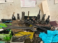 Metalen werkbank met inhoud - afbeelding 5 van  10