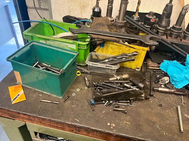 Metalen werkbank met inhoud - afbeelding 6 van  10
