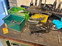 Metalen werkbank met inhoud - afbeelding 6 van  10