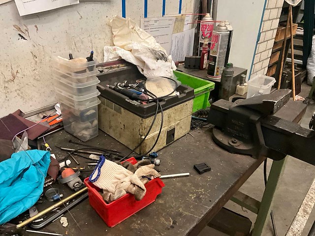 Metalen werkbank met inhoud - afbeelding 7 van  10