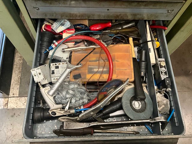 Metalen werkbank met inhoud - afbeelding 9 van  10