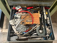 Metalen werkbank met inhoud - afbeelding 9 van  10