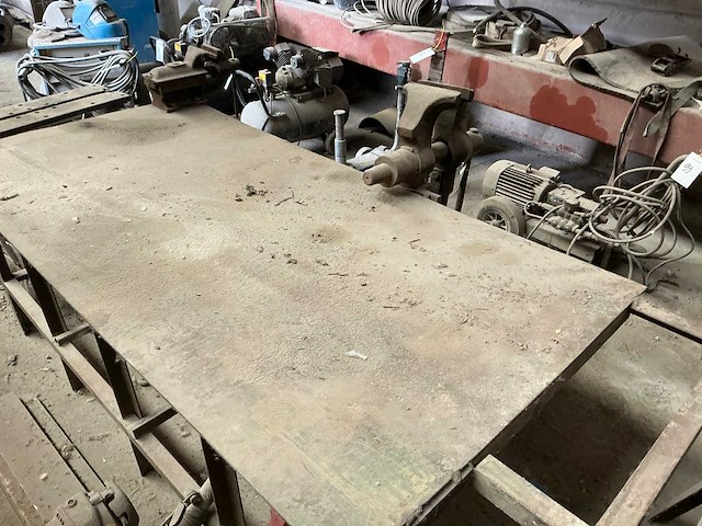 Metalen werkbank - afbeelding 1 van  3