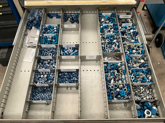 Metalen werkplaats ladenkast inhoudende festo onderdelen - afbeelding 11 van  14