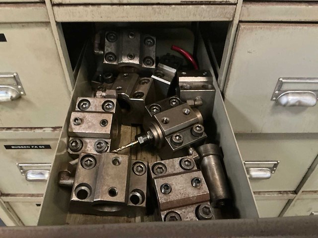 Metalen werkplaatskast met inhoud - afbeelding 2 van  5