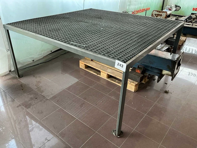 Metalen werkplatform - afbeelding 1 van  2