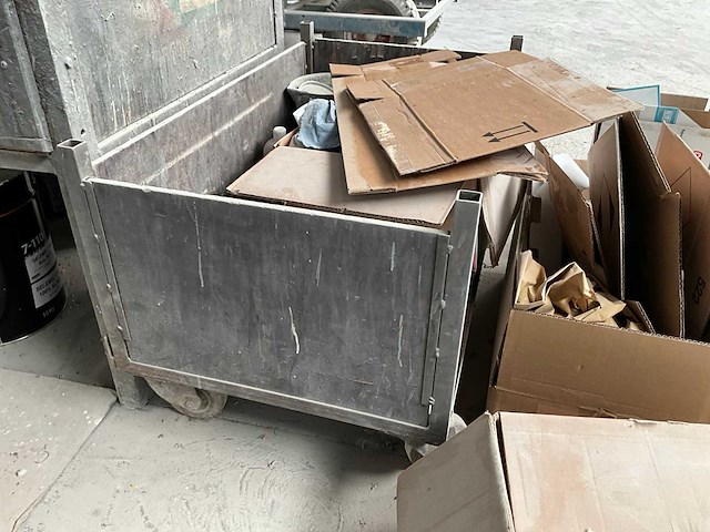 Metalen werktafel en diversen - afbeelding 9 van  13